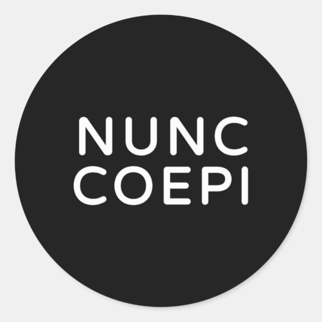 Nunc Coepi Wordmark Runt Klistermärke (Framsida)