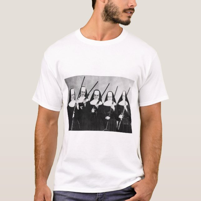Nunnor med vapen t-shirt (Framsida)