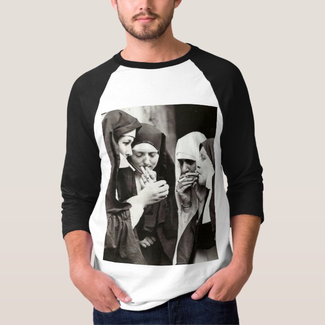 Nuns Smoking Vintage Photograph T Shirt (Framsida)