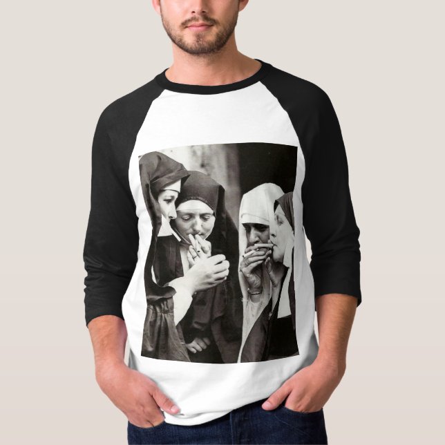 Nuns Smoking Vintage Photograph T Shirt (Framsida)