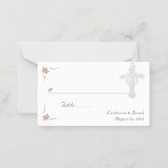 Nuptial Ro katolik Bröllop Placeringskort<br><div class="desc">Design innehåller den mjuka bilden av en crucifix i det övre hörnet av högerna. Namn av Bride och Groom, tillsammans med datum för bröllop, visas i ett elegant, silver-färgad Nuptial-teckensnitt precis nedanför. Den lilla bilden av ett rosa ros ger de lämnat hörnen en plats. Tomma rader för fyllning i namn...</div>