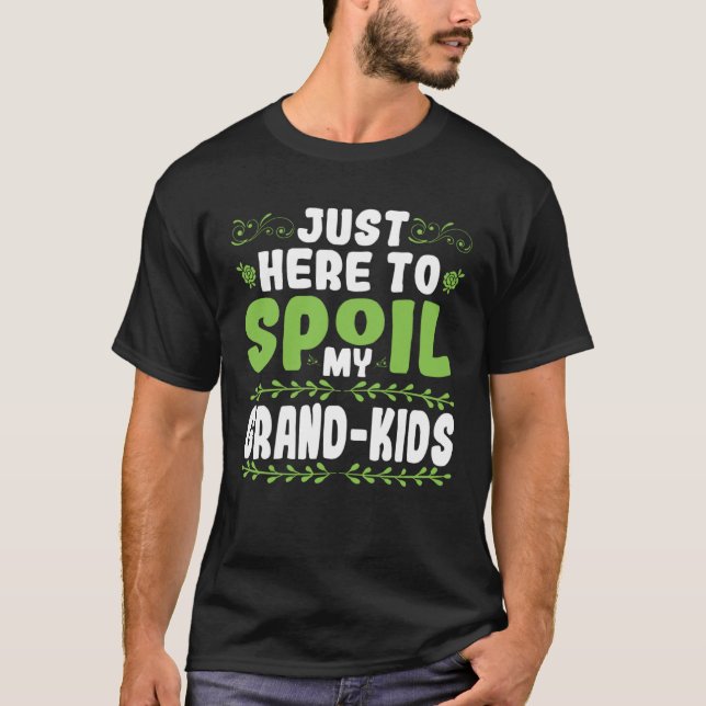 Nur here to pamper my grandchildren t shirt (Framsida)