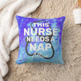 Nurse behöver ett Nap-fonnycitat Monogram Kudde