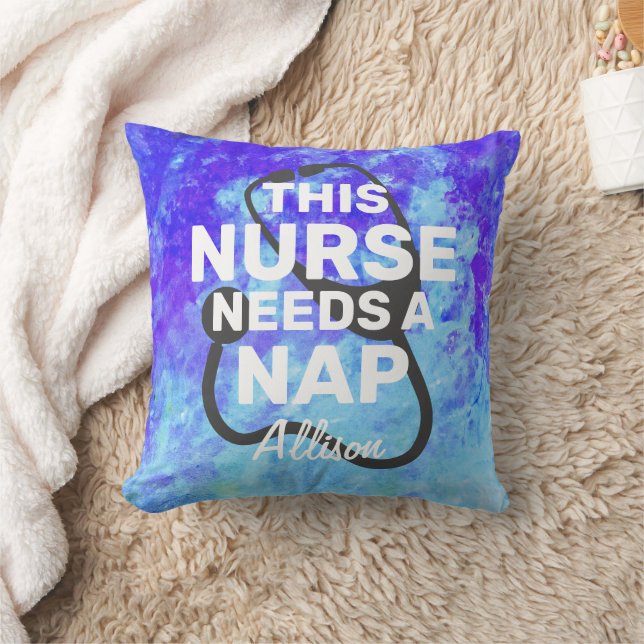 Nurse behöver ett Nap-fonnycitat Monogram Kudde (Filt)
