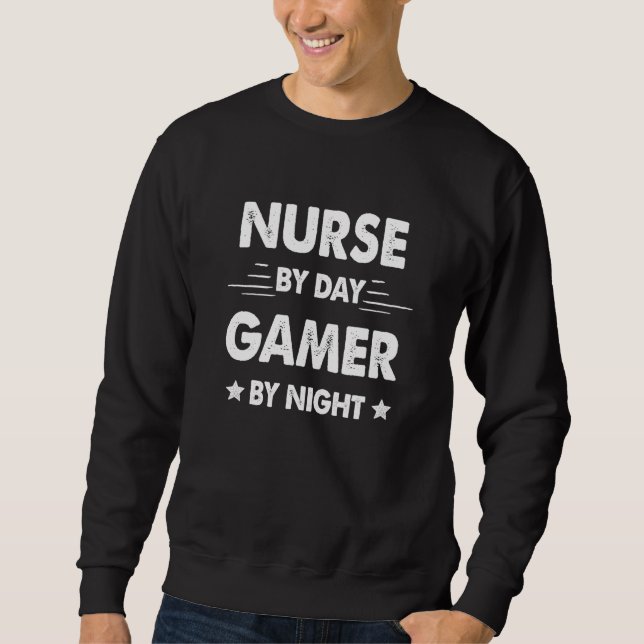 Nurse By Day Gamer By Night Lång Ärmad Tröja (Framsida)