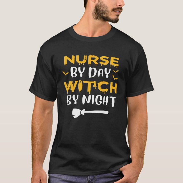 Nurse By Day Witch By Night Halloween Costume T Shirt (Framsida)