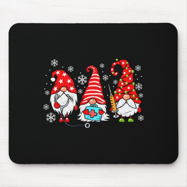 Nurse Christmas Gnomes Xmas Scrub Top Er Rn Nursin Musmatta (Framsidan)