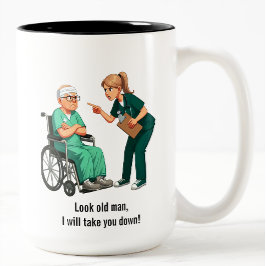 Nurse Dealing With Self Entitled Elderly Patient Två-Tonad Mugg
