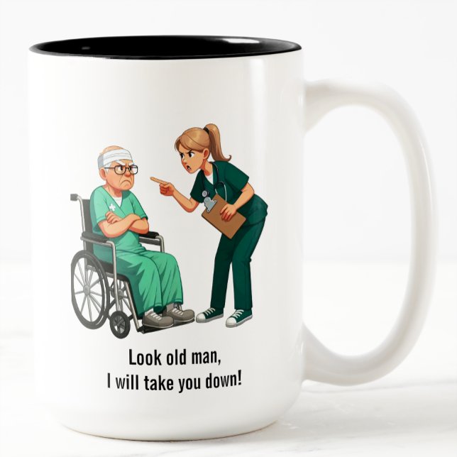 Nurse Dealing With Self Entitled Elderly Patient  Två-Tonad Mugg (Skapare uppladdad)