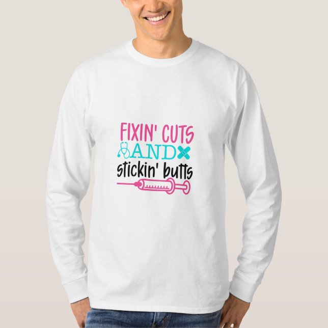 Nurse Gift  Fixin' Cuts Stickin' Butts T Shirt (Framsida)