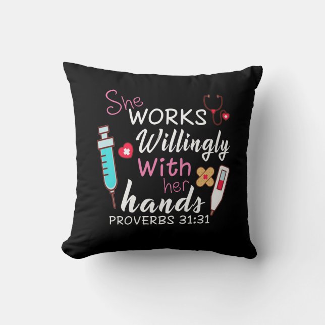 Nurse Gift | Hon jobbar med Willely Apparatus Nurs Kudde (Framsida)