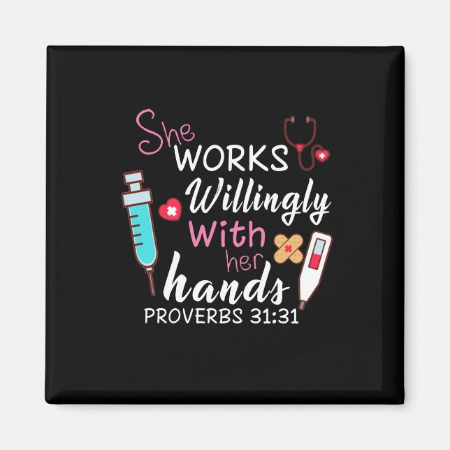 Nurse Gift | Hon jobbar med Willely Apparatus Nurs Magnet (Framsidan)