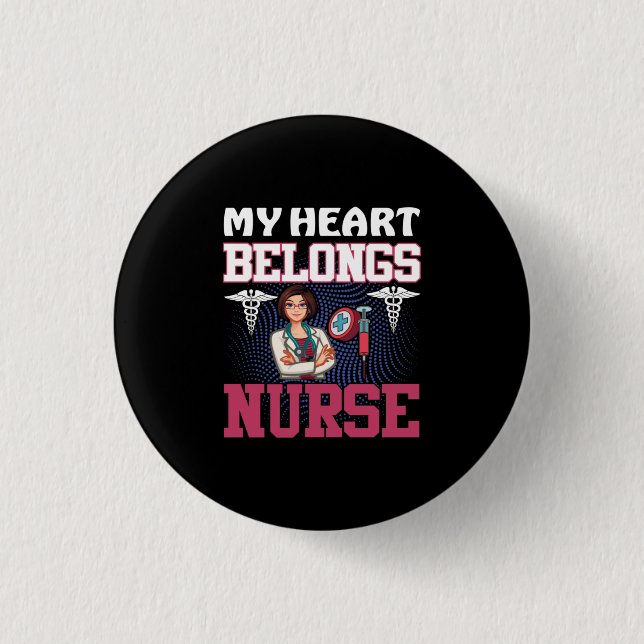 Nurse Gift | Mina Tillhör i hjärtat Knapp (Framsida)