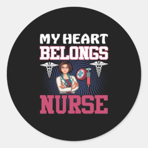 Nurse Gift Mina Tillhör i hjärtat Runt Klistermärke