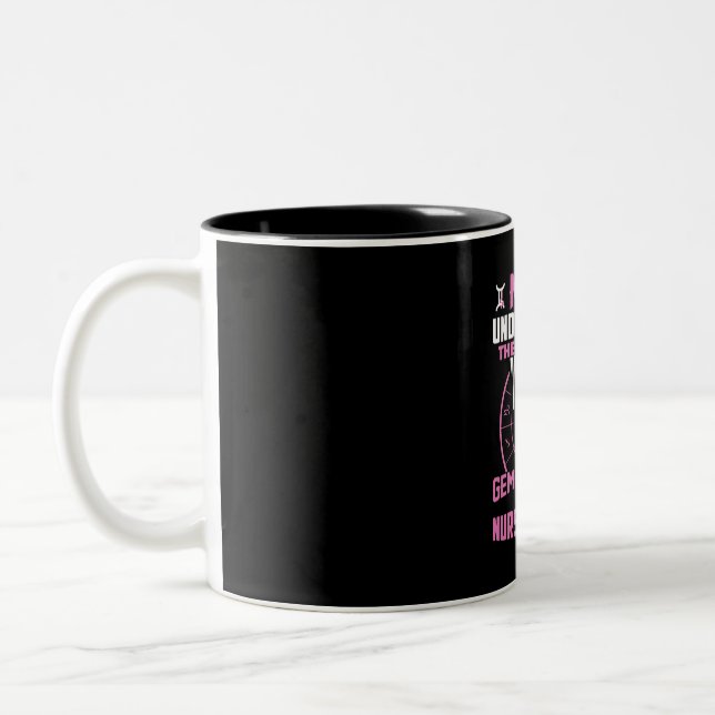 Nurse Gift | Underskatta aldrig effekten Två-Tonad Mugg (Vänster)