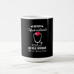 Nurse Gift Underskatta aldrig gammal kvinnlig sj Kaffemugg