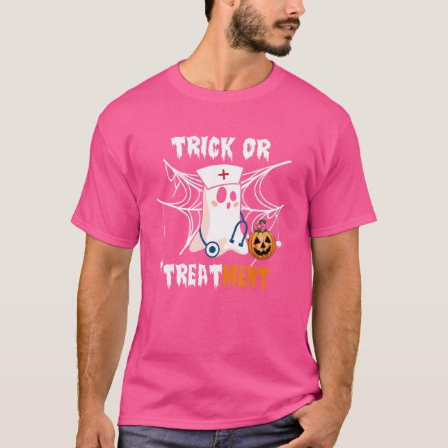 Nurse Halloween-test eller behandling T Shirt (Framsida)