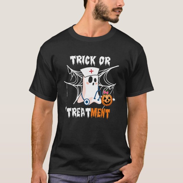 Nurse Halloween-test eller behandling T Shirt (Framsida)