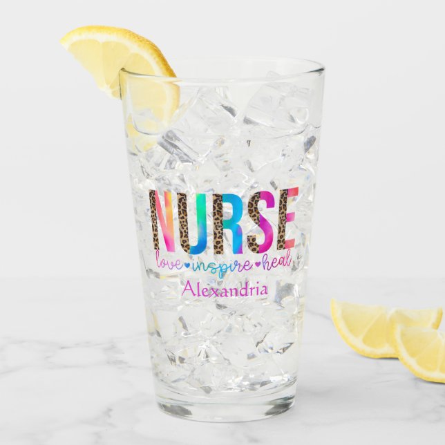 "Nurse - Kärlek, Inspire, Heal" i Regnbåge Färg Glaskopp (Framsida Ice)