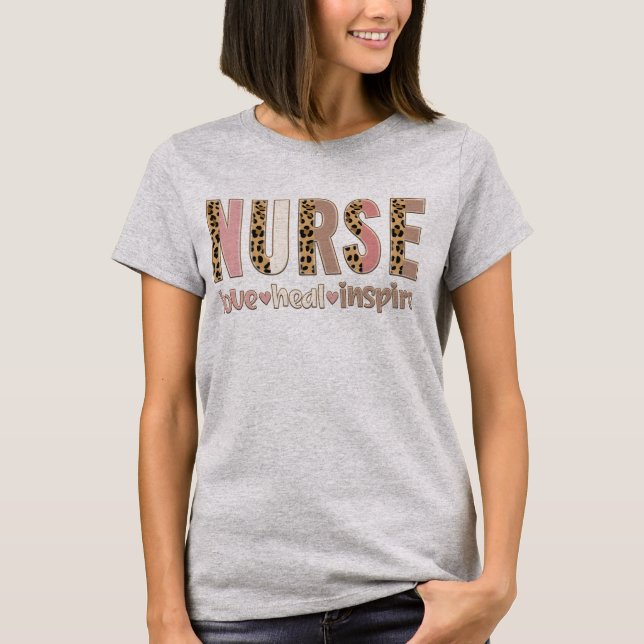 Nurse Leopard Kärlek Heal Inspire T Shirt (Framsida)