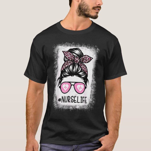 Nurse Life Bleached Rosa Leopard Messy Bun Nurse L T Shirt (Framsida)