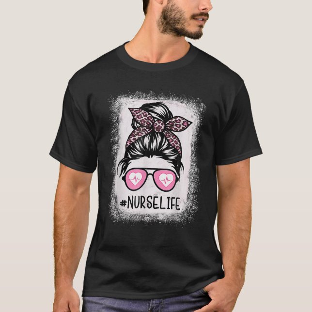 Nurse Life Bleached S Rosa Leopard Messy Bun Nurse T Shirt (Framsida)