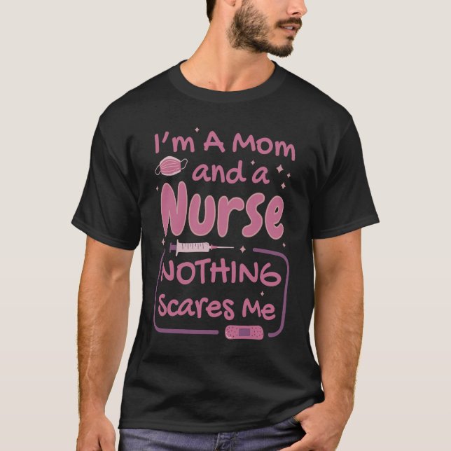 Nurse & Mom Nothing Scares Me  Sarcastic Health Ca T Shirt (Framsida)