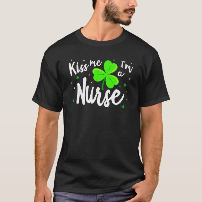Nurse Patrick's Kiss Me, jag är en Nurse Shamrock  T Shirt (Framsida)