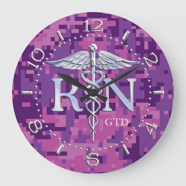 Nurse RN Caduceus Monogram Dial Stil på Rosa Camo Stor Klocka (Framsida)