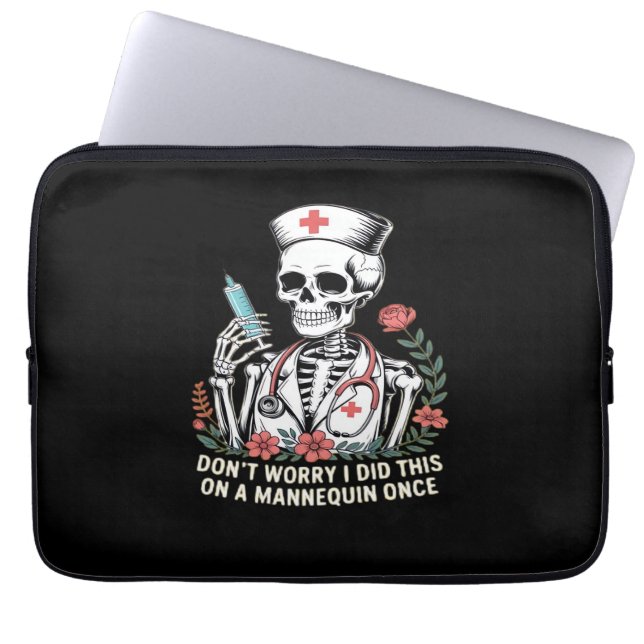Nurse Skeleton Joke Humor Halloween Essential T-Sh Laptop Fodral (Framsidan)