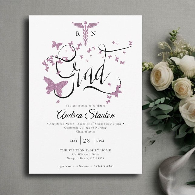 Nurse Studenten Lila Butterfly Grad Calligraphy Inbjudningar (nurse graduation party invitation purple butterflies caduceum grad calligraphy elegant classic chic)