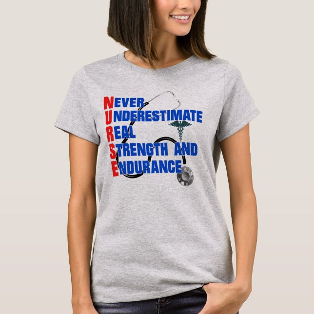NURSE underskattar aldrig reell styrka, varaktighe T Shirt (Framsida)
