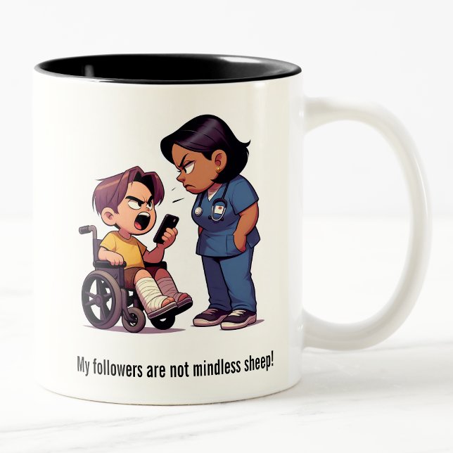 Nurse vs Spoiled Brat Showdown Två-Tonad Mugg (Skapare uppladdad)
