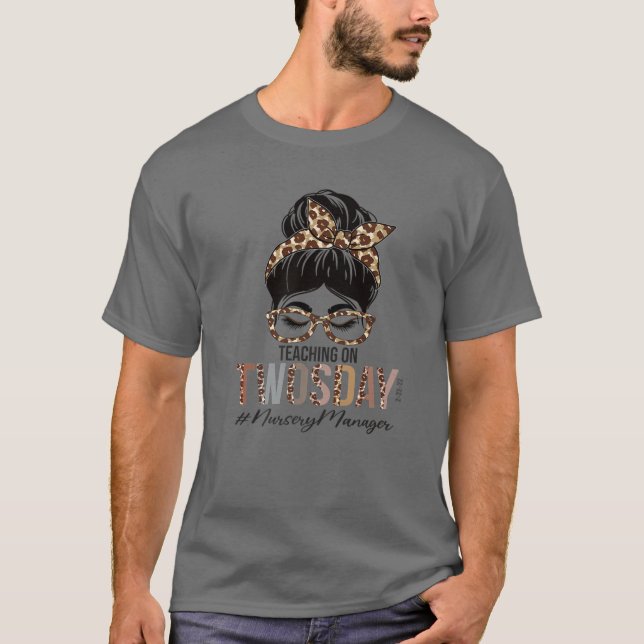 Nursery Manager Messy Bun Teaching on Twosday 222 T Shirt (Framsida)