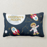 Nursery Space Theld Cushion Lumbarkudde<br><div class="desc">Nursery Space Theld Cushion

Utrymmessköld med astronaut,  raketbeläggning,  fraktaser,  konstellationer,  måne och stjärnor.</div>