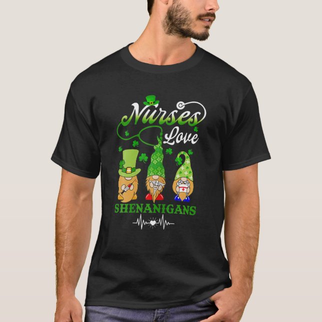 Nurses Kärlek Shenanigans, Funny Gnomes St. Patric T Shirt (Framsida)