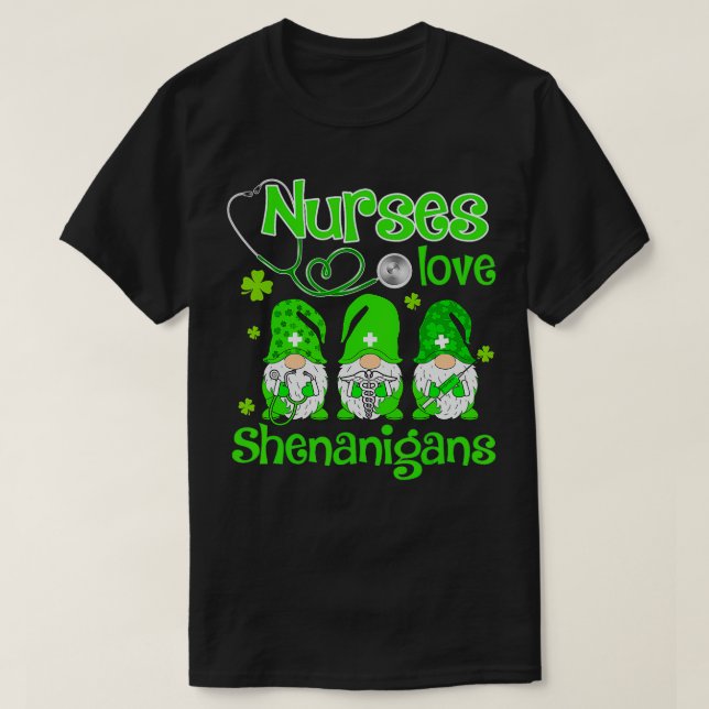 Nurses Kärlek ShenanigansGnomes Nurse St Patricks  T Shirt (Design framsida)