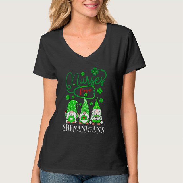 Nurses Love Shenanigans Funny Gnomes Nurse St Patr T Shirt (Framsida)