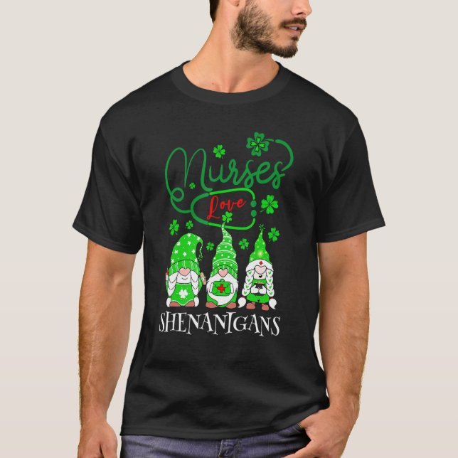 Nurses Love Shenanigans Funny Gnomes Nurse St Patr T Shirt (Framsida)