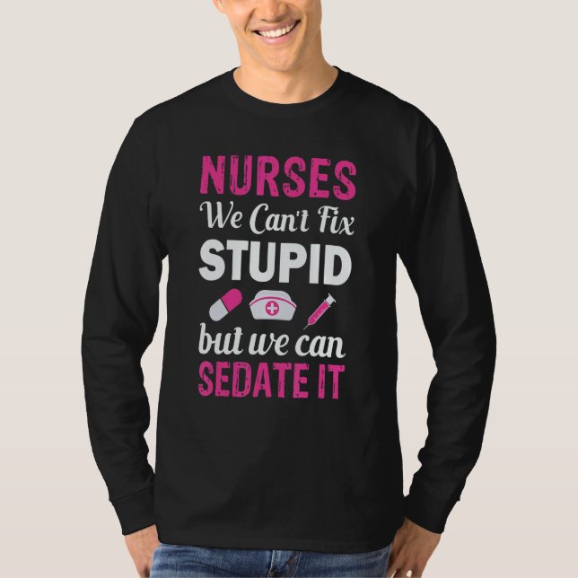 Nurses We Can't fix Stupid but we can SEDATE it T Shirt (Framsida)