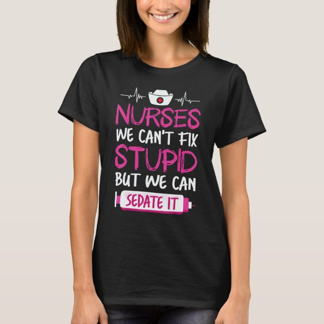 Nurses We Can't Fix Stupid But We Can Sedate It T Shirt (Framsida)