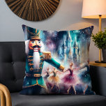 Nutcracker Ballerina Watercolor jul Ballet Kudde<br><div class="desc">Nutcracker Ballet Watercolor jul Ballerina Festive Helgdag Cushion har en traditionell julbalett med ballerina och nötkracker. Perfekt för julklappar,  juldekaler och julfester med mera. Skapat av Evco Studio www.zazzle.com/store/evcostudio</div>