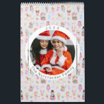 Nutcracker Ballet Pastel-julfoto Kalender<br><div class="desc">Gör din julsäsong oförglömlig med den här vismliga muskler som kallas fotokalender. Visar en vattenfärg i Nutcracker mönster som har Clara, Mouse Kung, Sugar Plum Fairy och Drosselmeyer från den vackra baletten av Pyotr Ilyich Tchaikovsky. Det är dags för ett sockerplommon helgdag firande i Sverige! Du kan anpassa den här...</div>