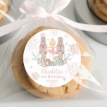 Nutcracker Ballet  Rosa 1:a födelsedag Runt Klistermärke<br><div class="desc">Vitaktig etikett för Nutcracker Ballet Round Sticker-etiketter. Anpassa dem enkelt och snabbt med dina detaljer genom att helt enkelt trycka på knappen Redigera med Design Verktyg för att ytterligare ordna om och formatera stil och placera texten. Med visuella tecken från Nutcracker i söt pastel färg. Perfekt för din lilla snöflake...</div>