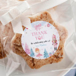 Nutcracker Födelsedagsfest Tack Favorittaggar Runt Klistermärke<br><div class="desc">Våra jullägandemärken är den perfekt som avslutar hand för din födelsedagsfest. Utformningen har ett rosa Nutcracker-tema och kan enkelt anpassas till ett personligt meddelande eller en speciell tacksedel. De här förmånstagarna är ett enkelt och prisvärt sätt att lägga till lite extra-omtanke till din födelsedagskalender. Visa dina gäster hur mycket du...</div>