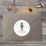 Nutcracker-julklapp Runt Klistermärke<br><div class="desc">En enkel juldekal med en illustration av en Nutcracker och några stjärnor. Du kan använda det för Julafton för din familj eller ett företag,  även för ett nyår!</div>