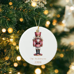Nutcracker rosa vit, enkel jul julgransprydnad keramik<br><div class="desc">Vit bakgrund och en rosa nötskare. Anpassa och lägg till namn och år.</div>