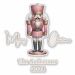 Nutcracker rosa vit, enkel jul klistermärken<br><div class="desc">Vit bakgrund och en rosa nötskare. Anpassa och lägg till namn och år. Text: God jul</div>