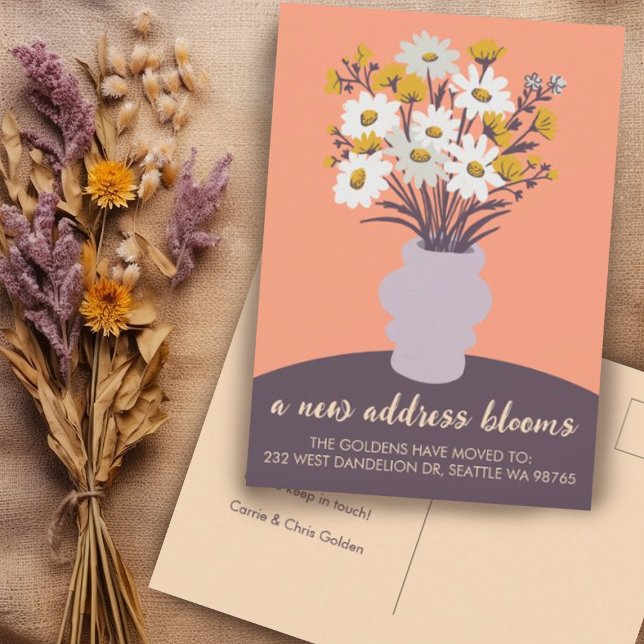 Ny adress Blooms Flytta annons Bouquet Vykort (Custom moving announcement change of address postcard with charming daisy bouquet. )