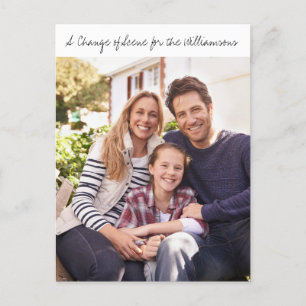 Ny adress för familjefoto med fantasifull skrift F Meddelande Vykort